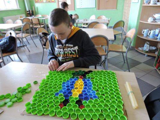 Grafika #5: Obrazy z korków plastikowych