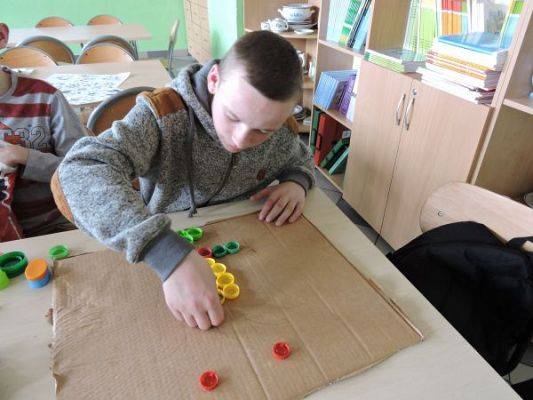 Grafika #0: Obrazy z korków plastikowych