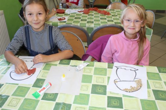 Grafika #2: Klasa 2 wykleja jesienne grzyby