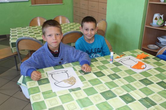 Grafika #7: Klasa 2 wykleja jesienne grzyby