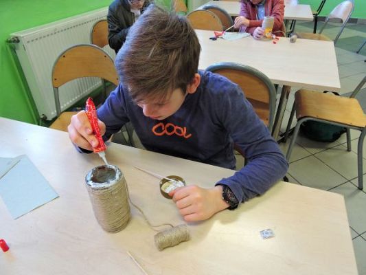 Grafika #1: Wazony ze sznurka