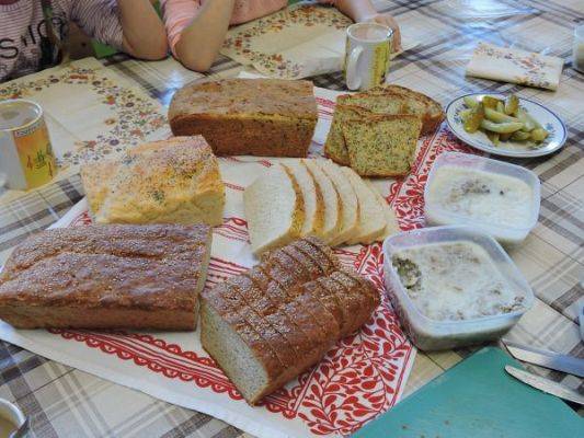 Grafika #1: Pajda swojskiego chleba ze smalcem