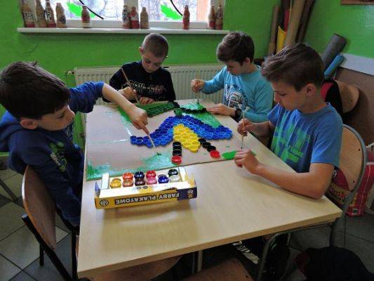 Grafika #3: Jak kreatywnie wykorzystać plastikowe nakrętki na zajęciach języka kaszubskiego?