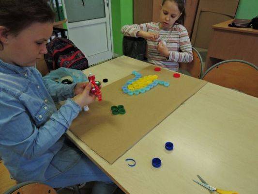 Grafika #2: Jak kreatywnie wykorzystać plastikowe nakrętki na zajęciach języka kaszubskiego?