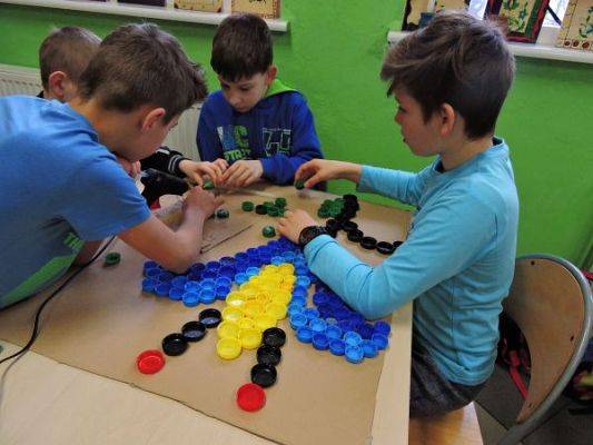 Grafika #1: Jak kreatywnie wykorzystać plastikowe nakrętki na zajęciach języka kaszubskiego?