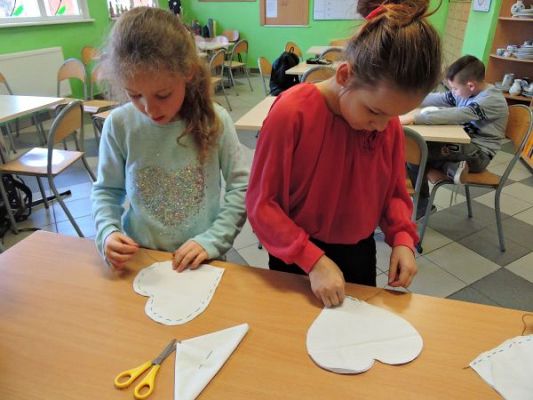 Grafika #2: Poduszki na igły w kształcie serca