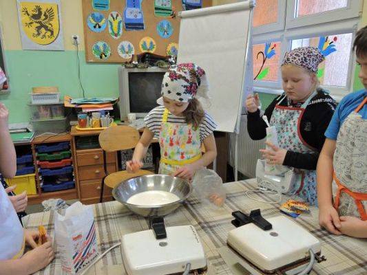 Grafika #0: Klasa IV piecze gofry