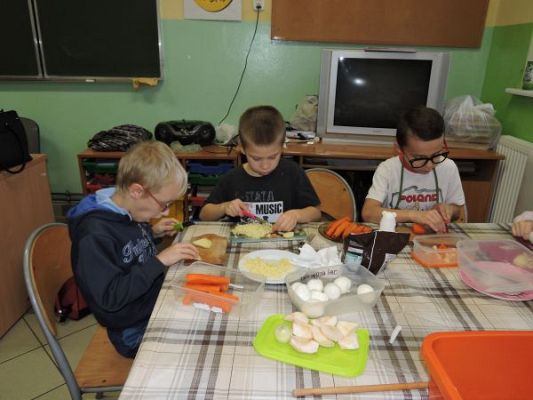 Grafika #3: Najmłodsi uczniowie i sałatka kaszubska