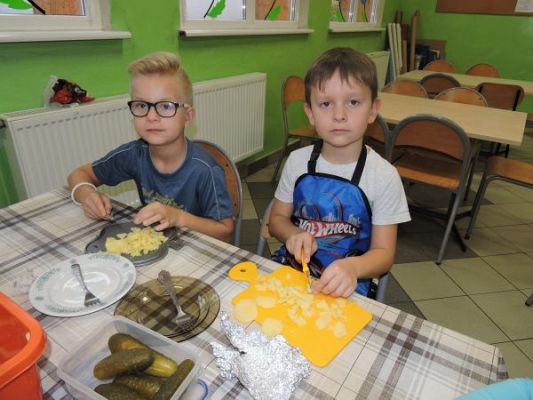 Grafika #1: Najmłodsi uczniowie i sałatka kaszubska