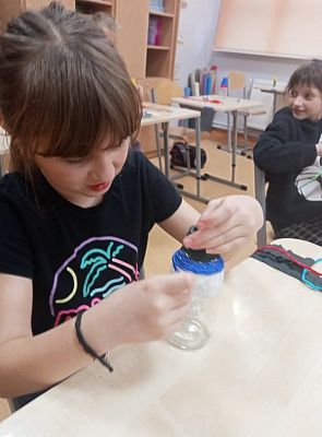 Grafika #9: Wazony z butelki i bibuły - klasa 3 i 4.