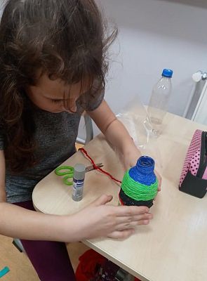 Grafika #1: Wazony z butelki i bibuły - klasa 3 i 4.