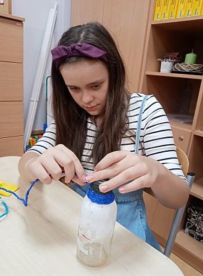 Grafika #6: Wazony z butelki i bibuły - klasa 3 i 4.