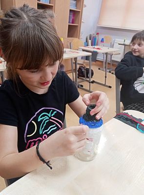 Grafika #8: Wazony z butelki i bibuły - klasa 3 i 4.