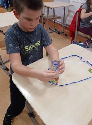 Grafika #7: Wazony z butelki i bibuły - klasa 3 i 4.