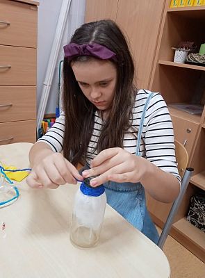 Grafika #14: Wazony z butelki i bibuły - klasa 3 i 4.