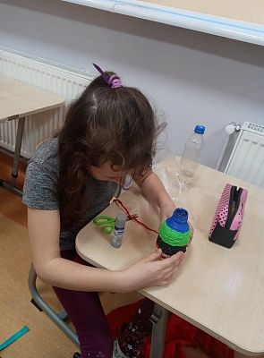 Grafika #12: Wazony z butelki i bibuły - klasa 3 i 4.