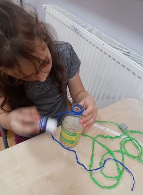 Grafika #0: Wazony z butelki i bibuły - klasa 3 i 4.