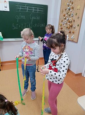 Grafika #4: Kaszubski łańcuch na choinkę - klasa 1 i 2.