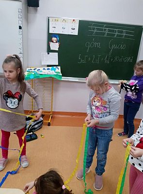 Grafika #6: Kaszubski łańcuch na choinkę - klasa 1 i 2.