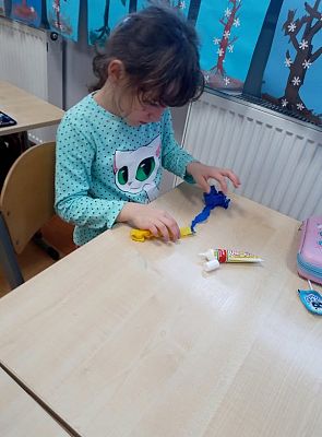 Grafika #3: Kaszubski łańcuch na choinkę - klasa 1 i 2.