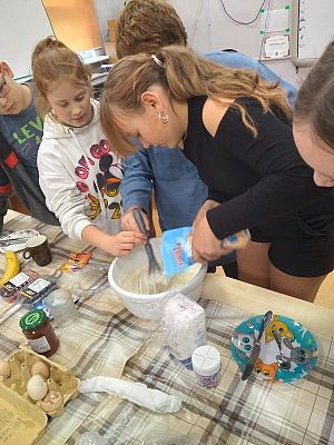 Grafika #1: Klasa 5 i 6 piecze kaszubskie gofry.