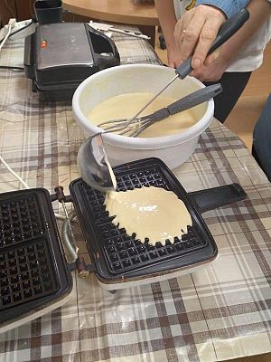 Grafika #6: Klasa 5 i 6 piecze kaszubskie gofry.