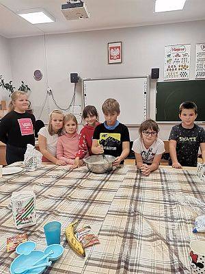 Grafika #2: Klasa 3 i 4 piecze gofry.