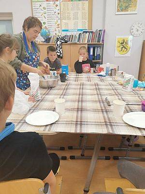 Grafika #5: Klasa 3 i 4 piecze gofry.