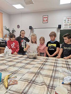 Grafika #3: Klasa 3 i 4 piecze gofry.