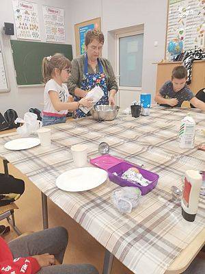 Grafika #1: Klasa 3 i 4 piecze gofry.