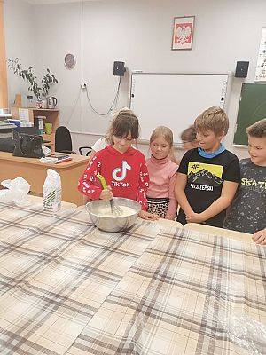 Grafika #6: Klasa 3 i 4 piecze gofry.