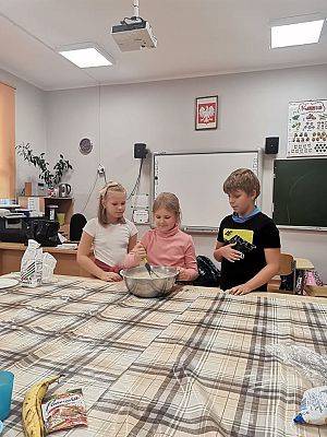 Grafika #0: Klasa 3 i 4 piecze gofry.