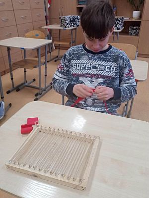 Grafika #3: Uczymy się tkać na krosnach.