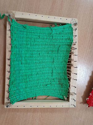 Grafika #7: Uczymy się tkać na krosnach.