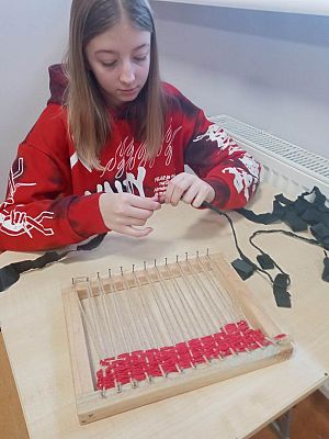 Grafika #1: Uczymy się tkać na krosnach.