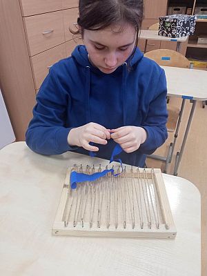 Grafika #4: Uczymy się tkać na krosnach.