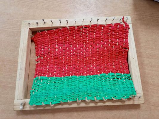 Grafika #8: Uczymy się tkać na krosnach.