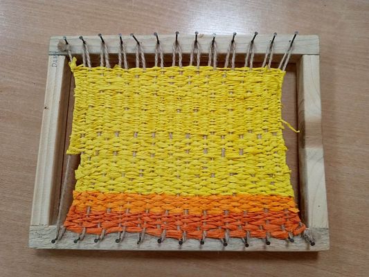 Grafika #9: Uczymy się tkać na krosnach.