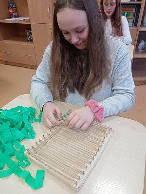 Grafika #5: Uczymy się tkać na krosnach.