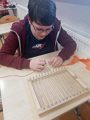 Grafika #6: Uczymy się tkać na krosnach.