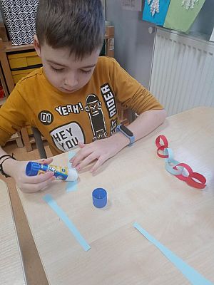 Grafika #16: Jak dawniej robiono łańcuchy z papieru.