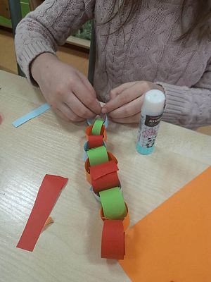 Grafika #2: Jak dawniej robiono łańcuchy z papieru.