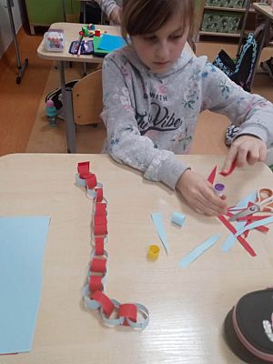 Grafika #0: Jak dawniej robiono łańcuchy z papieru.