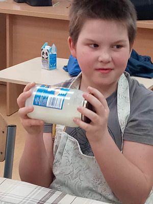 Grafika #7: Jak dawniej robiono masło.