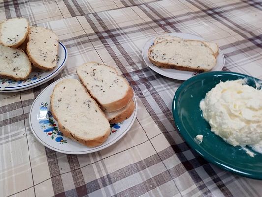 Grafika #17: Jak dawniej robiono masło.