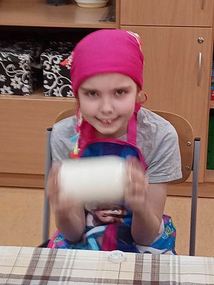 Grafika #12: Jak dawniej robiono masło.