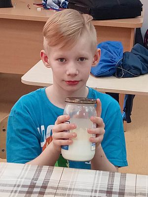 Grafika #2: Jak dawniej robiono masło.