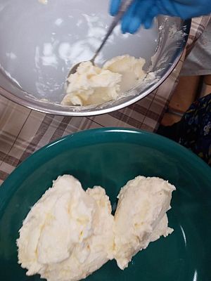 Grafika #15: Jak dawniej robiono masło.