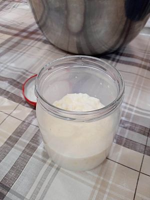 Grafika #13: Jak dawniej robiono masło.