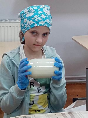 Grafika #1: Jak dawniej robiono masło.